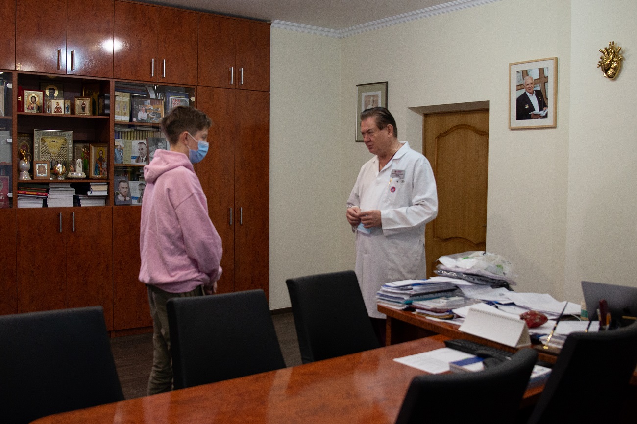 Мальчик с тяжелой болезнью принял участие в настоящей операции на сердце в Киеве (видео, фото)